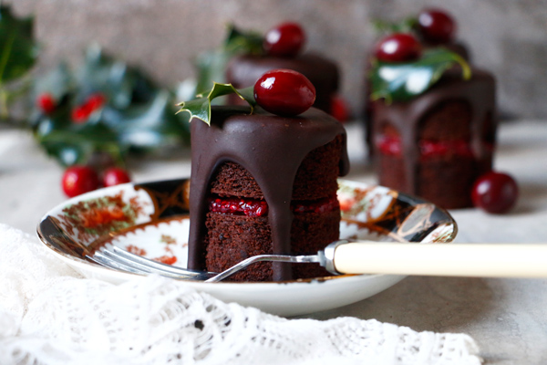 chocolate-cranberry-christmas-cakes-8